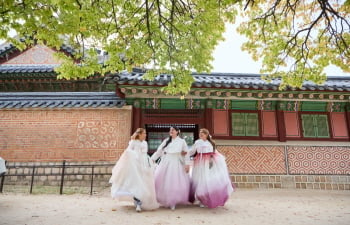 Tour por el palacio Gyeongbokgung en hanbok con Celeste, Brenda y Luz