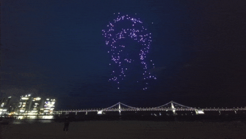 El espectáculo con la imagen de fondo del Puente Gwangandaegyo