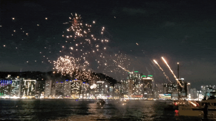 Fuegos artificiales lanzados desde el yate